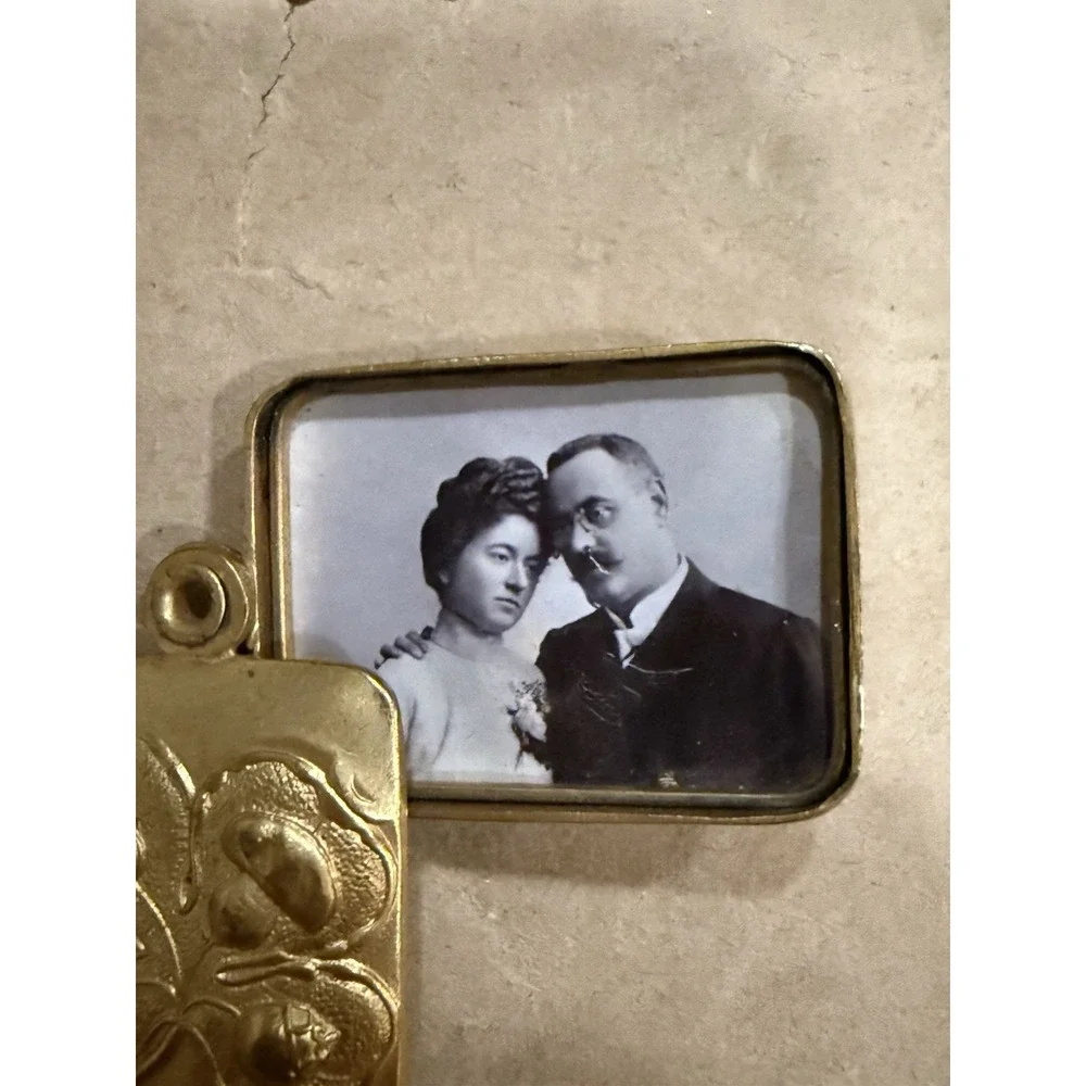 Vintage Antique‎ Victorian Locket Pendant  Broach Pin Photo Etched Flower 1904